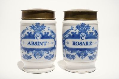 Une paire de pots à pharmacie de type albarello en faïence de Delft bleu et blanc, 18ème
