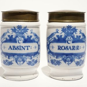 Une paire de pots à pharmacie de type albarello en faïence de Delft bleu et blanc, 18ème — photo 1