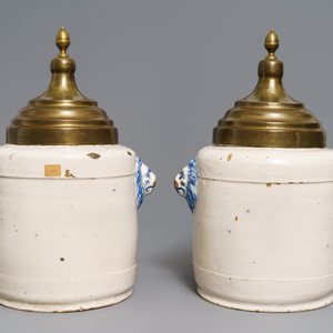Une paire de pots à tabac en faïence de Bruxelles bleu et blanc, fin du 18ème — photo 3