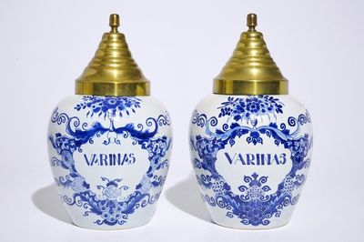 Une paire de pots à tabac en faïence de Delft avec couvercles en laiton, 19ème