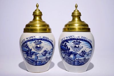 Une paire de pots à tabac en faïence de Delft avec inscription "Het Wapen van Zeeland", 18ème