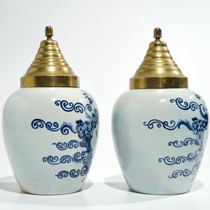 Une paire de pots à tabac en faïence de Delft bleu et blanc, 19ème — photo 2