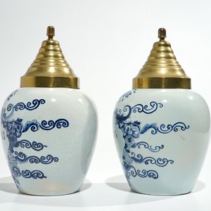Une paire de pots à tabac en faïence de Delft bleu et blanc, 19ème — photo 4