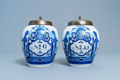 Une paire de pots à tabac en faïence de Delft en bleu et blanc à décor d'indiens, 18ème