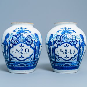 Une paire de pots à tabac en faïence de Delft en bleu et blanc à décor d'indiens, 18ème — photo 2
