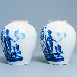 Une paire de pots à tabac en faïence de Delft en bleu et blanc à décor d'indiens, 18ème — photo 3