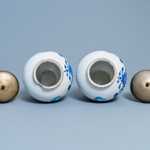 Une paire de pots à tabac en faïence de Delft en bleu et blanc à décor d'indiens, 18ème — photo 6