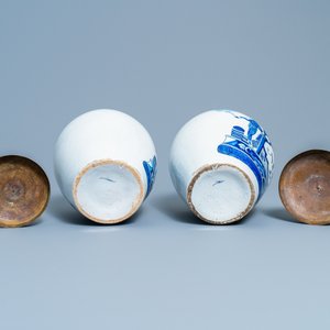Une paire de pots à tabac en faïence de Delft en bleu et blanc à décor d'indiens, 18ème — photo 7