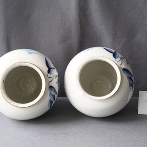 Une paire de pots à tabac en faïence de Delft en bleu et blanc à décor d'indiens, 18ème — photo 12