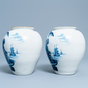 Une paire de pots à tabac en faïence de Delft en bleu et blanc à décor d'indiens, 18ème — photo 3
