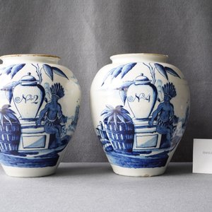 Une paire de pots à tabac en faïence de Delft en bleu et blanc à décor d'indiens, 18ème — photo 9
