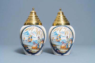 Une paire de pots à tabac en faïence de Delft en bleu et blanc à décor d'un commerçant et d'un esclave, fin du 18ème