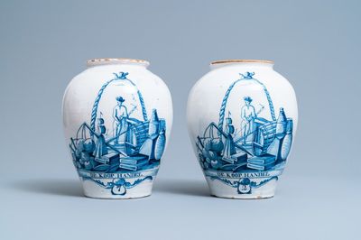 Une paire de pots à tabac en faïence de Delft en bleu et blanc à décor d'un commerçant, 18ème