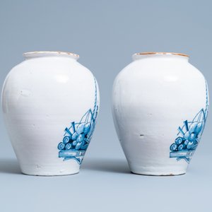 Une paire de pots à tabac en faïence de Delft en bleu et blanc à décor d'un commerçant, 18ème — photo 2