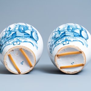 Une paire de pots à tabac en faïence de Delft en bleu et blanc à décor d'un commerçant, 18ème — photo 5
