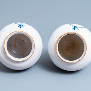 Une paire de pots à tabac en faïence de Delft en bleu et blanc à décor d'un commerçant, 18ème — photo 6