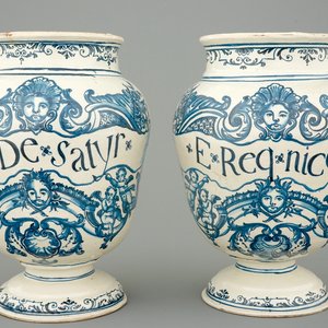 Une paire de pots canon en faïence française, 18ème — photo 1