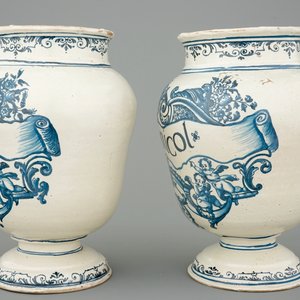 Une paire de pots canon en faïence française, 18ème — photo 2