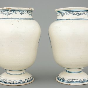 Une paire de pots canon en faïence française, 18ème — photo 3
