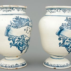 Une paire de pots canon en faïence française, 18ème — photo 4