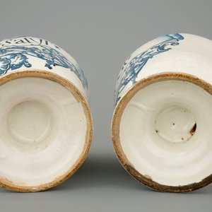 Une paire de pots canon en faïence française, 18ème — photo 6