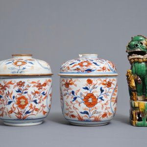 Une paire de pots couverts de style Imari, une coupe famille verte et un lion sancai en porcelaine de Chine, Kangxi — photo 3