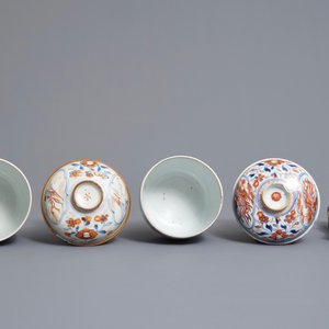 Une paire de pots couverts de style Imari, une coupe famille verte et un lion sancai en porcelaine de Chine, Kangxi — photo 6