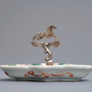 Une paire de pots couverts de style Imari, une coupe famille verte et un lion sancai en porcelaine de Chine, Kangxi — photo 8