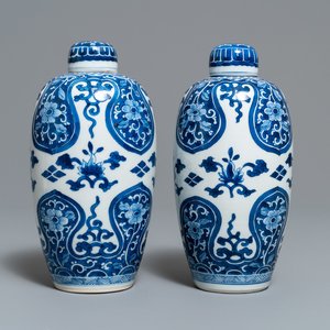 Une paire de pots couverts en porcelaine de Chine bleu et blanc, Kangxi — photo 1