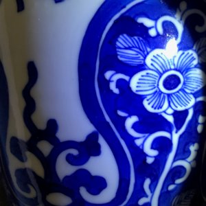 Une paire de pots couverts en porcelaine de Chine bleu et blanc, Kangxi — photo 20