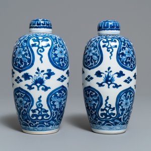 Une paire de pots couverts en porcelaine de Chine bleu et blanc, Kangxi — photo 3