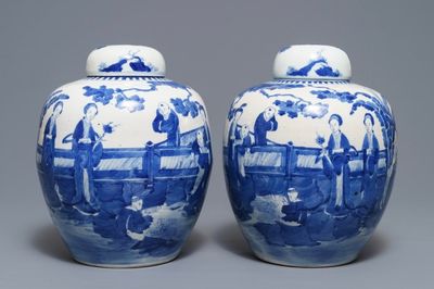 Une paire de pots couverts en porcelaine de Chine bleu et blanc, marque de Kangxi, 19ème
