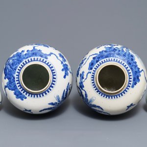 Une paire de pots couverts en porcelaine de Chine bleu et blanc, marque de Kangxi, 19ème — photo 5
