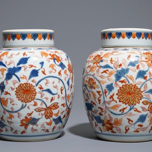 Une paire de pots couverts en porcelaine de Chine de style Imari, Kangxi — photo 2