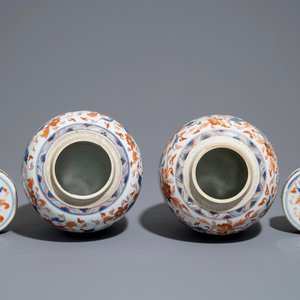 Une paire de pots couverts en porcelaine de Chine de style Imari, Kangxi — photo 6