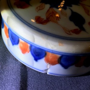 Une paire de pots couverts en porcelaine de Chine de style Imari, Kangxi — photo 10