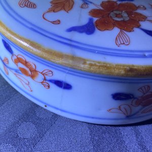 Une paire de pots couverts en porcelaine de Chine de style Imari, Kangxi — photo 7