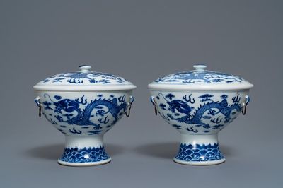 Une paire de pots couverts en porcelaine de Chine en bleu et blanc, 19ème