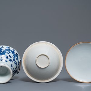 Une paire de pots couverts en porcelaine de Chine en bleu et blanc, 19ème — photo 8