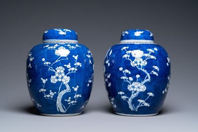 Une paire de pots couverts en porcelaine de Chine en bleu et blanc à décor de prunus, 19ème