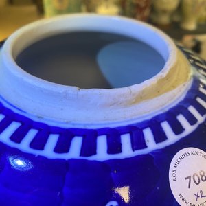 Une paire de pots couverts en porcelaine de Chine en bleu et blanc à décor de prunus, 19ème — photo 11