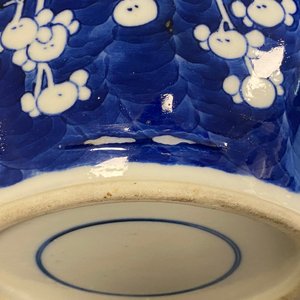 Une paire de pots couverts en porcelaine de Chine en bleu et blanc à décor de prunus, 19ème — photo 13