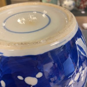Une paire de pots couverts en porcelaine de Chine en bleu et blanc à décor de prunus, 19ème — photo 8