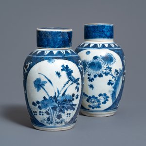 Une paire de pots couverts en porcelaine de Chine en bleu et blanc, épave du Hatcher cargo, époque Transition — photo 1