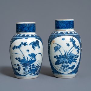 Une paire de pots couverts en porcelaine de Chine en bleu et blanc, épave du Hatcher cargo, époque Transition — photo 2