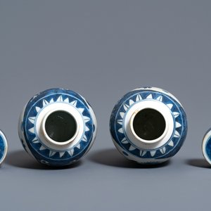 Une paire de pots couverts en porcelaine de Chine en bleu et blanc, épave du Hatcher cargo, époque Transition — photo 6