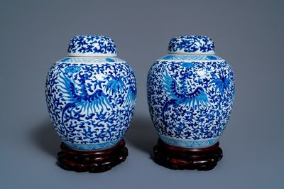 Une paire de pots couverts en porcelaine de Chine en bleu et blanc, marque de Kangxi, 19ème