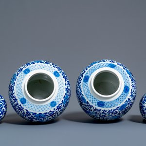 Une paire de pots couverts en porcelaine de Chine en bleu et blanc, marque de Kangxi, 19ème — photo 6