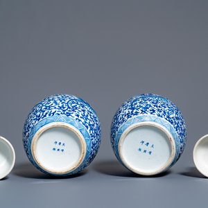 Une paire de pots couverts en porcelaine de Chine en bleu et blanc, marque de Kangxi, 19ème — photo 7