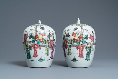 Une paire de pots couverts en porcelaine de Chine famille rose, 19ème